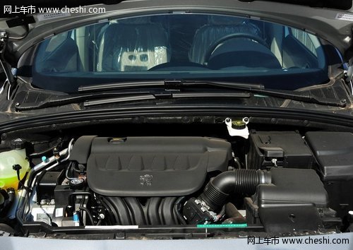 东风标致408发动机局部特写