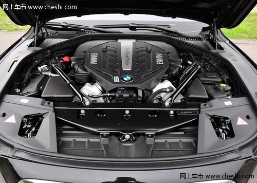 宝马7系 发动机局部特写