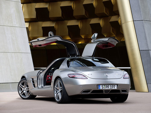 奔驰四门版SLS AMG 锁定保时捷四门轿跑