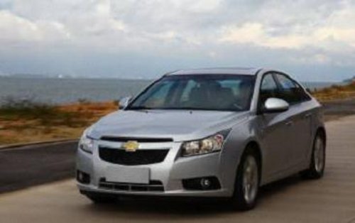 新世嘉向左2012款科鲁兹向右解读中级车