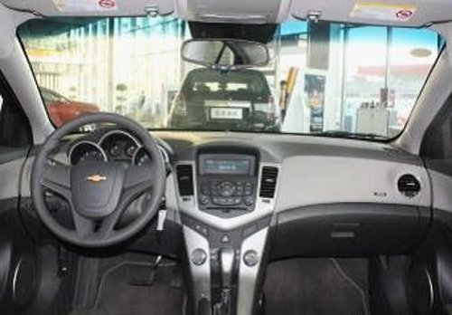 新世嘉向左2012款科鲁兹向右解读中级车