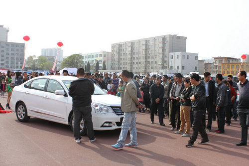赤峰东风风神A60旗舰风范新车上市仪式