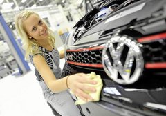 九位大众汽车学徒和一辆高尔夫GTI[图]