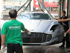 阿斯顿马丁One-77香港出车祸 严重撞毁