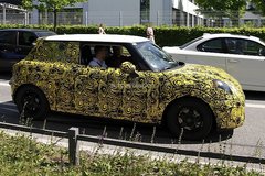 新款MINI Cooper四门版谍照 内饰大提升