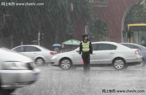 雨天开车路湿滑 交警教你如何避免事故