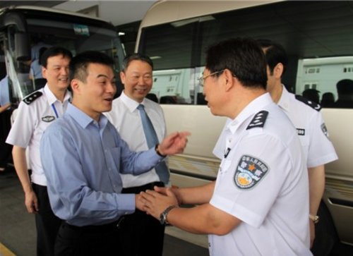张飚董事长正在向杨钧局长介绍物产元通经营情况