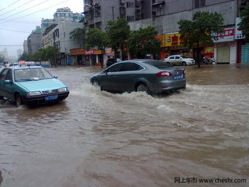 武汉暴雨 如何正确行驶及浸水处理方法