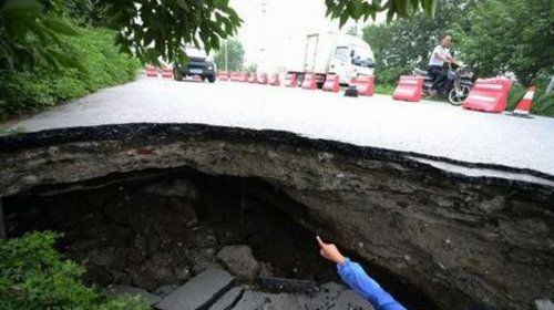 扬州临江路一处路面塌陷 现3米深大坑