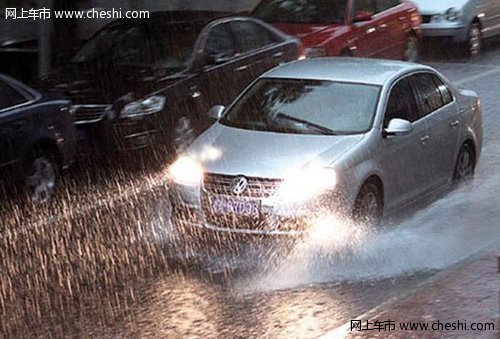 雷雨天气行车安全 车辆如何预防雷击