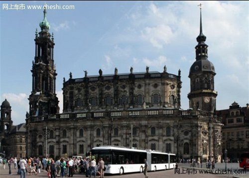 德国诞生世界最长巴士 其长度101英尺