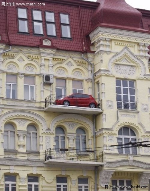 乌克兰闹市停车难 小轿车停上18米阳台