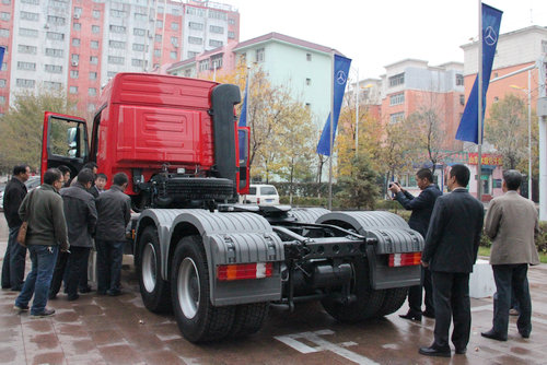 2012年梅赛德斯奔驰卡车油田客户研讨会_乌鲁