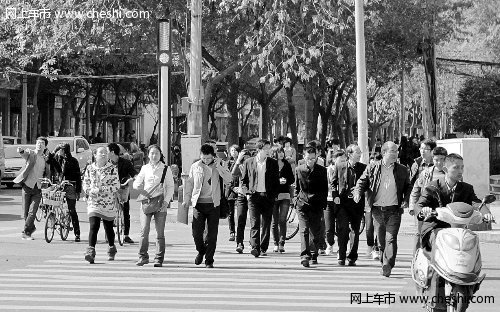 中国式过马路 凑够一撮人就可以走人了