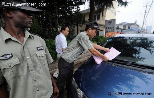 网络热议 温州市民给城管的车贴上罚单
