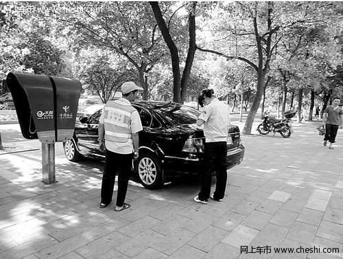 网络热议 温州市民给城管的车贴上罚单