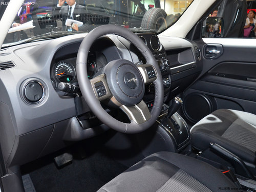 2013款Jeep自由客 售价24.59-27.09万元