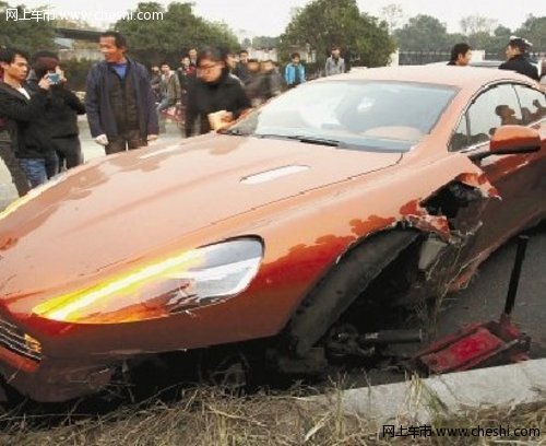 工作人員試車 致阿斯頓 馬丁車輪飛走