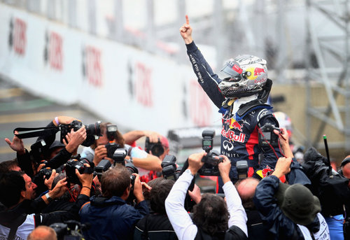 英菲尼迪力鼎红牛 成就F1最年轻三冠王