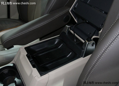 路虎发现四3.0 13款全新上市年末惊喜价