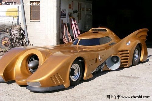 金色蝙蝠车 在城市中驾驶可畅通无阻