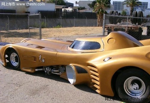 金色蝙蝠车 在城市中驾驶可畅通无阻