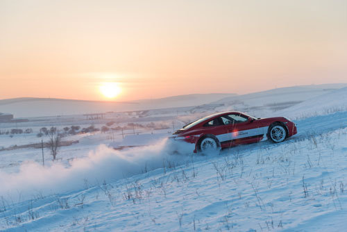 保时捷911 Carrera 4凌驾风雪 傲然问世
