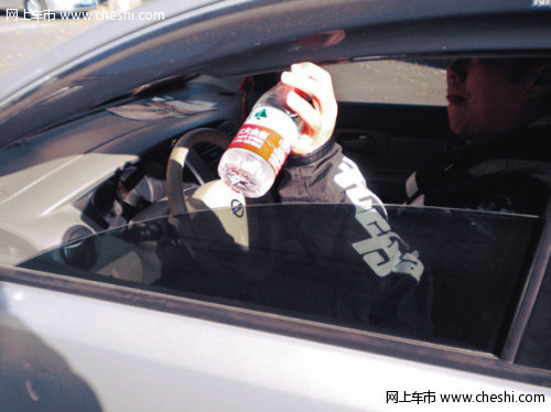 春节回家 交警提醒拒绝向车外扔垃圾
