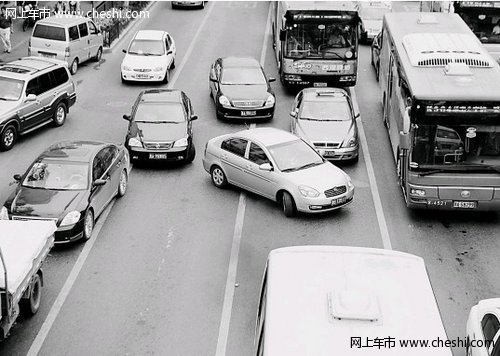 私家车占用应急车道堵死高速路算违法