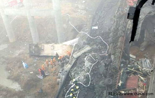 货车装载烟花炸毁大桥 目前已11人死亡