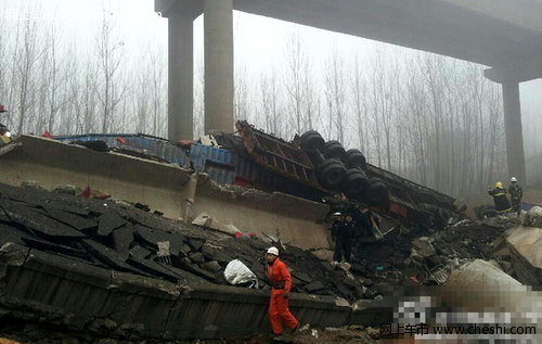 货车装载烟花炸毁大桥 目前已11人死亡
