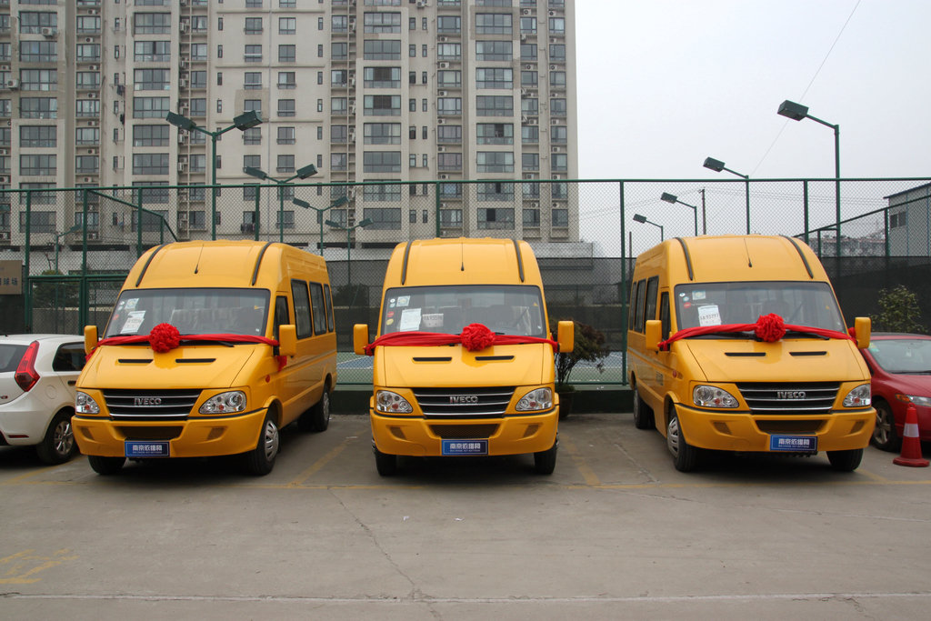 湖北依维柯首批6台电力工程车交车成功