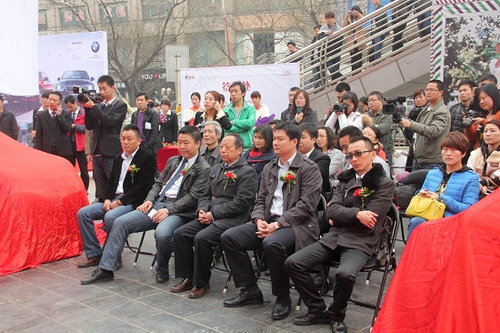 3月17日新QQ在郑州市百盛广场快乐上市