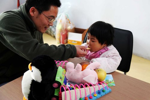 郑州日产天使微笑行动探访寄养康教中心