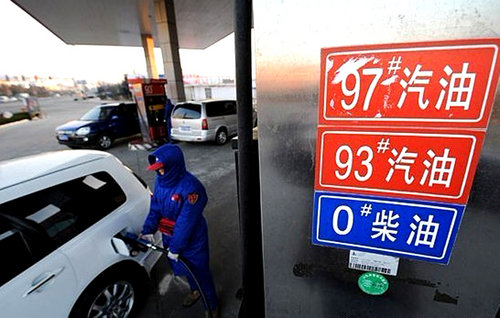 国内成品油油价有望下调  或超400元/吨