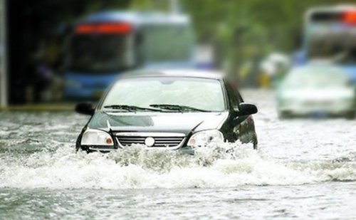 雨季行车过积水注意 使用低档位高转速