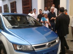 克林顿乘坐比亚迪e6 为气候变化出谋划策