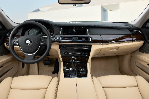 盈之宝新BMW 7系尊享礼遇沸腾夏日