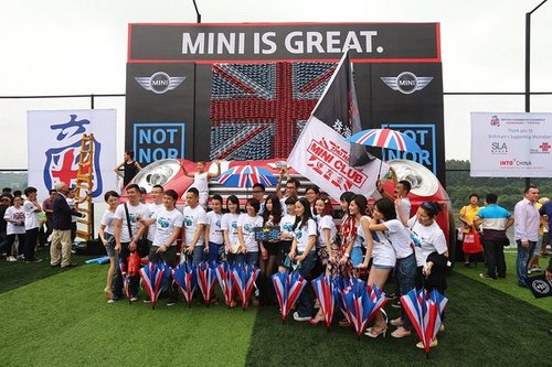 千辆MINI车模拼组英国国旗创造吉尼斯世界纪录