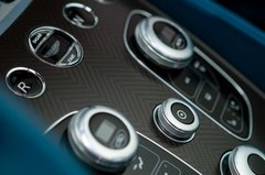 阿斯顿马丁新敞篷跑车 V12引擎/售190万