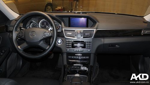 2013款深灰色奔驰E300售价45.80万元