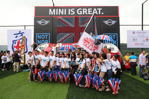 千辆MINI车模拼组英国国旗创造世界纪录