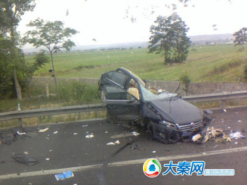西禹高速富平段发生重大车祸 一人被困