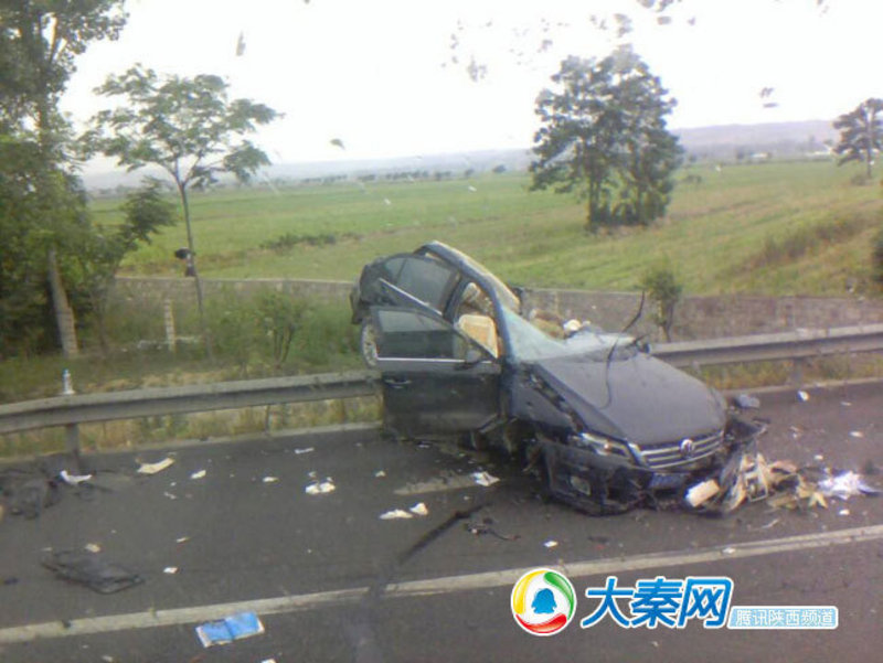 西禹高速富平段发生重大车祸 一人被困 图片浏