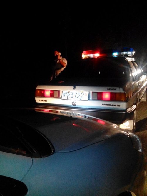 私家车未避让警车遭砸续：警车司机被拘