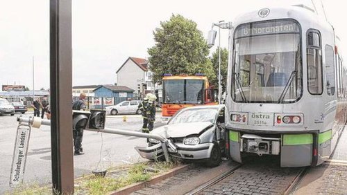 德国一列轻轨与汽车相撞 造成一人重伤