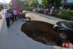 广西南宁路面现“天坑” 轿车险些坠入
