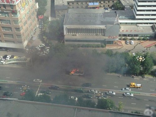 新疆乌鲁木齐一辆公交车起火 原因不明