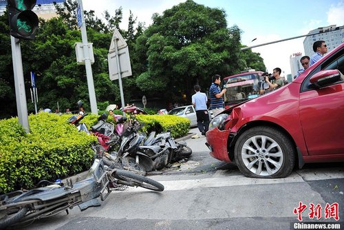 南宁女司机误把油门当刹车 致八人受伤