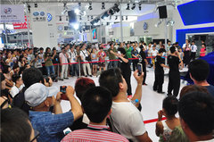 人头攒动 山东国际车展首日人气爆棚